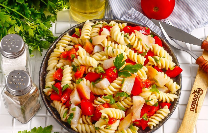 1. Этап. Паста с окунем: Выложите приготовленное блюдо на тарелку и подайте к столу теплым.