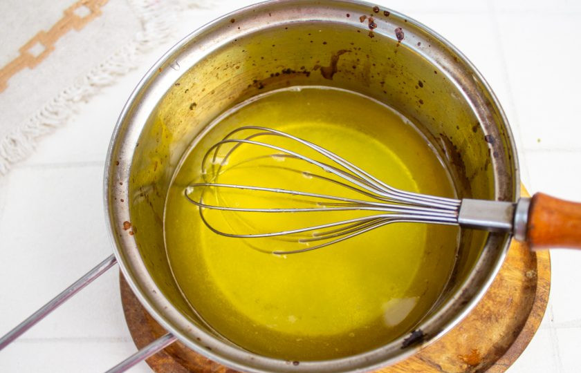 1. Этап. Лимонный чизкейк без выпечки: В сироп из сахара с лимонным соком добавьте желтый краситель, перемешайте и снимите с плиты. Сразу в горячий сироп добавьте набухший желатин и тщательно перемешайте.