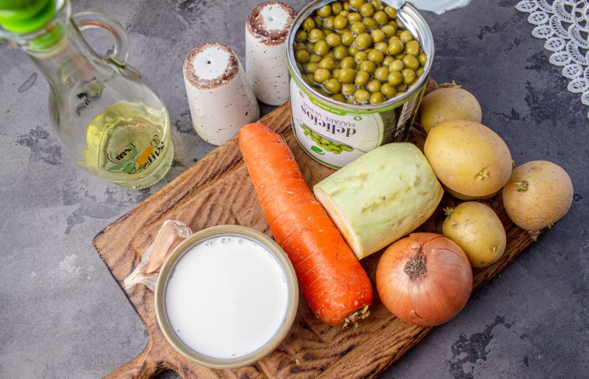 1. Этап. Суп-пюре из зеленого консервированного горошка: Подготовьте все необходимые ингредиенты для приготовления супа.