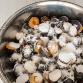 1. Этап. Сливовый джем: Засыпаем сливы сахаром и оставляем примерно на 1 час, чтобы сливы пустили сок.