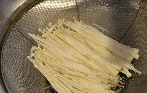 1. Этап. Индейка с грибами эноки: Промываем грибы, разделяем на пучки.