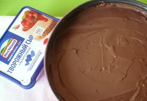 1. Этап. Леопардовый тирамису: Выложите приготовленный крем сверху печенья савоярди.