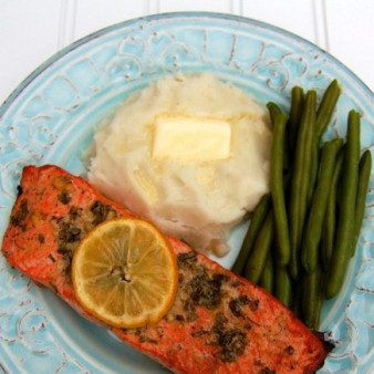 Запеченный лосось с чесноком и горчицей