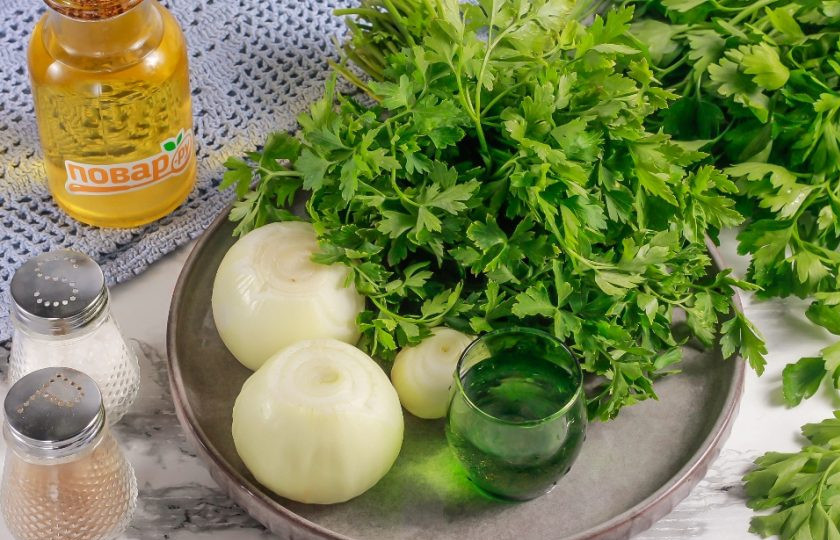 1. Этап. Маринованный лук с петрушкой: Подготовьте указанные ингредиенты. Репчатый лук очистите от кожуры и промойте в воде вместе с петрушкой. Можно вместо репчатого использовать белый жемчужный или красный сорт лука.
