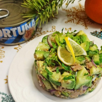 Салат с тунцом и авокадо