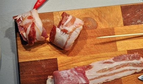 1. Этап. Медальоны: Затем каждый кусок мяса заворачиваем в тонкую полоску бекона и скрепляем кусочки зубочисткой. На гарнир у меня картошка. Нарезал небольшими ломтиками, смазал маслом из сотейника и отправил в духовку на 10 минут при температуре 180 градусов.