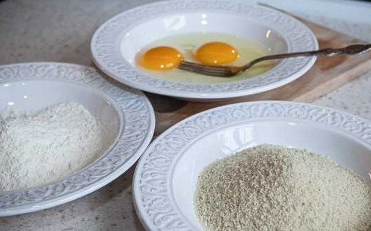 1. Этап. Кляр для куриного филе: 1. Все, что вам потребуется, есть на этом фото: просеянная мука, панировочные сухари, пара яиц.