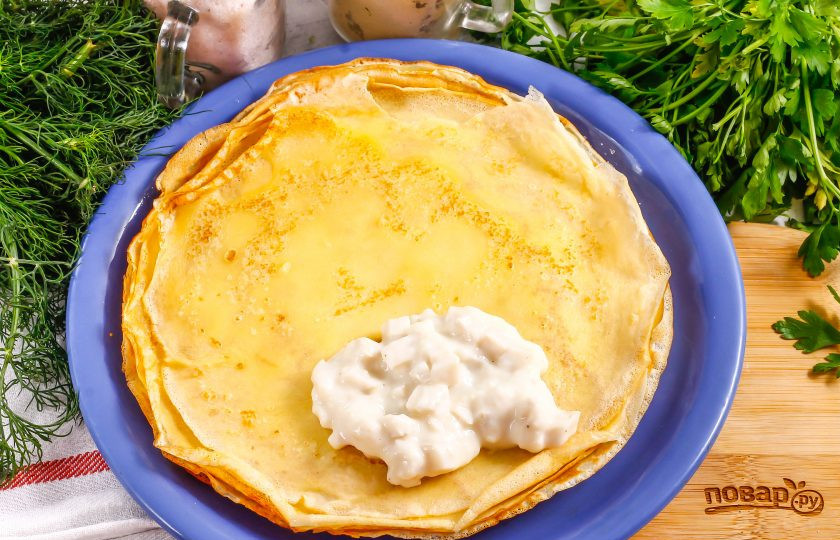 1. Этап. Блинчики с кальмарами: Выложите начинку на блин и скрутите его рулетиком. Так же поступите и с остальными блинами.