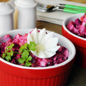 Свекольный салат с крабовыми палочками