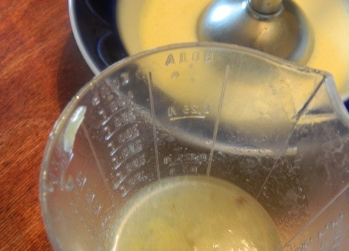 1. Этап. Юварлакья: 8. А затем, не переставая взбивать, добавим 100 мл бульона из сотейника с фрикадельками.