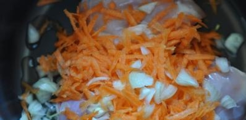 1. Этап. Куриные бедра, тушенные в мультиварке: А теперь выкладываем бедра в чашу мультиварки. Добавляем натертую на крупной терке морковь и мелко нарезанный лук.