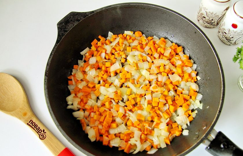 1. Этап. Икра овощная: Добавьте морковь и готовьте все вместе около 3-5 минут.