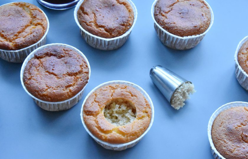 1. Этап. ПП капкейки: Извлеките серединки теста из капкейков для заполнения их начинкой. Если у вас нет специального устройства, можно воспользоваться насадкой от кондитерского мешка.