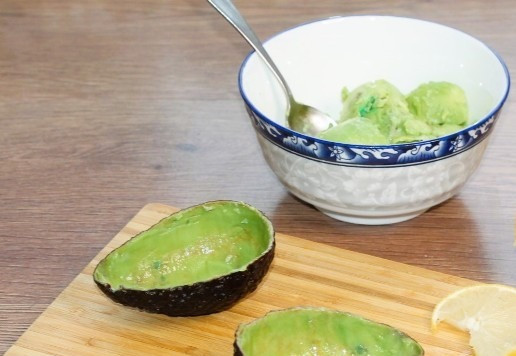 1. Этап. Авокадо, фаршированный тунцом и вяленым перцем: 3. Ложкой выньте мякоть и выложите в миску. Сбрызните соком лимона.