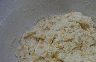 1. Этап. Тыквенное печенье с начинкой: Муку смешиваем с разрыхлителем и корицей. Объединяем сухие и жидкие ингредиенты, вымешиваем густое, немного липкое тесто.