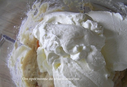 1. Этап. Торт-мусс с курицей и шпинатом: Добавьте взбитые до устойчивых пик сливки, осторожно перемешайте.