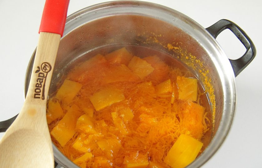 1. Этап. Пюре из тыквы Фрутоняня: Варите тыкву после закипания на небольшом огне до мягкости. Точное время указать не могу, все зависит от сорта тыквы, как правило в среднем уходит на варку около 15-20 минут.