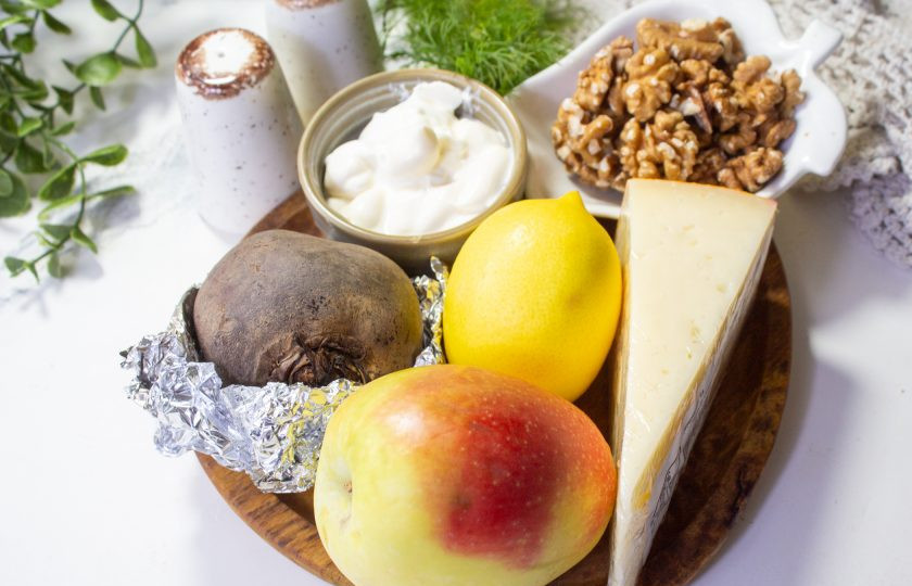 1. Этап. Салат со свеклой, сыром и яблоком: Подготовьте необходимые продукты для приготовления салата.