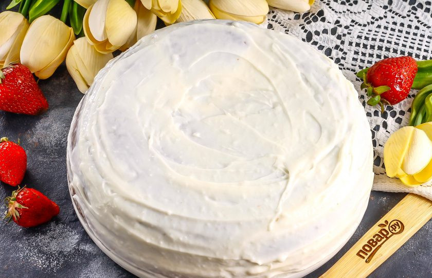 1. Этап. Японский торт с клубникой: Накройте вторым коржом и обмажьте торт полностью кремом. Поместите в холодильник для пропитывания.