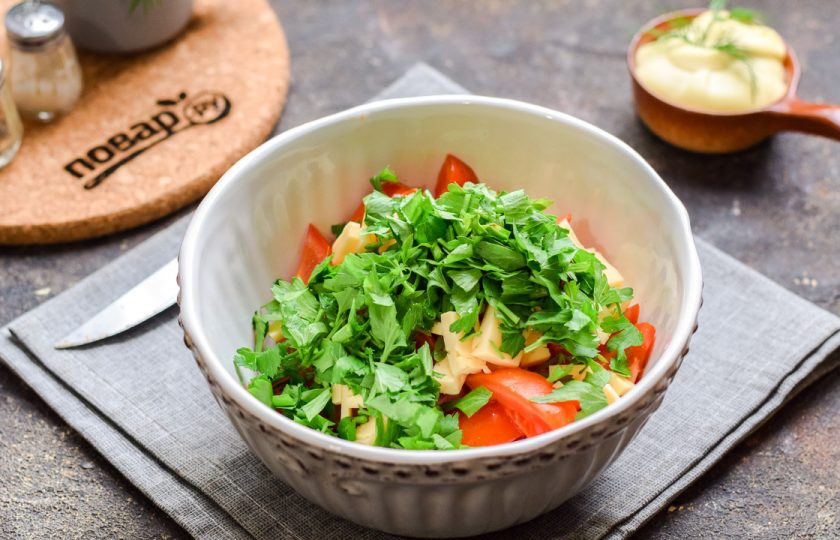 1. Этап. Салат Кайфовый с крабовыми палочками: Зелень ополосните и просушите, нарежьте мелко и добавьте в салат.