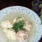 Куриный суп Бабушкин Сварить куриный бульон по Вашему любимому рецепту. Я сегодня использовала верхние части от куриных крылышек. И смесь сушенных корешков /морковь, корневой сельдерей, корневая петрушка, зелень/. Теперь приготовим клецки. Куриное яйцо соединяем со столовой ложкой размягченного сливочного масла, подсаливаем и постепенно вводим манную крупу. Иногда я добавляю в манное тесто сушенный укроп, это вкусно, но цвет клецек становится сероватым. После каждой порции манки смесь перемешиваем. В результате по составу она должна напоминать манную кашу средней густоты. Оставляем манку настаиваться примерно на 20 мин., она набухнет и клецки можно будет легко сформировать при помощи двух чайных ложек. Формируем маленькие клецки, учитывая, что при варке они увеличатся в объеме в 2-3 раза, и отправляем их вариться в куриный бульон. Я варила в мультиварке, вместе с крылышками в течение 1 часа. Можно и просто на плите, на маленьком огне, не допуская бурного кипения, прикрыв кастрюлю крышкой. Время варки клецек зависит от густоты теста. Таким супчиком в детстве меня кормила моя дорогая бабушка, а потом и я своих детей. В нашей семье он до сих пор пользуется неизменной популярностью. При подаче я посыпала суп свежей зеленью. По просьбе младшего сына, в его порцию, я добавила замороженные овощи. Попробуйте! Это просто и очень вкусно!