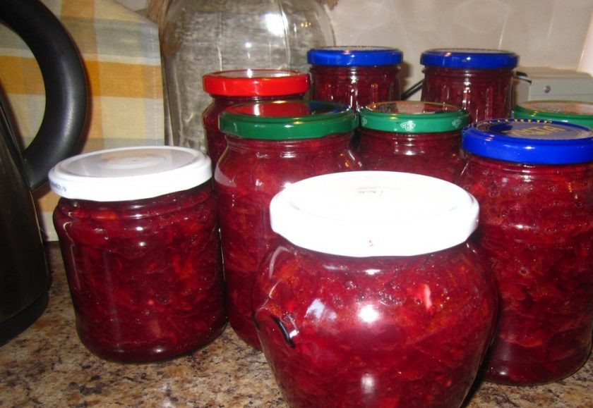 1. Этап. Салат из красной свеклы на зиму: 6. Разложите салат по стерилизованным баночкам и закатайте.
