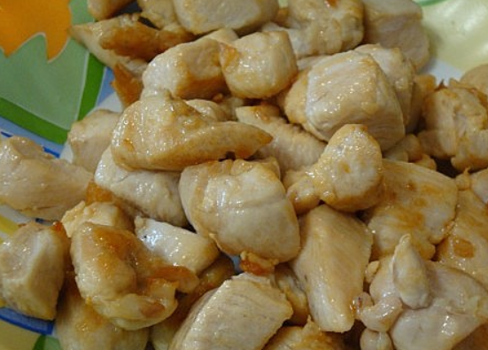 1. Этап. Курица в имбирном соусе: Обжариваем курицу на растительном масле до золотистого цвета примерно 7-8 минут.