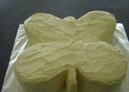 1. Этап. Торт Бабочка: 4. Смажьте торт кремом.