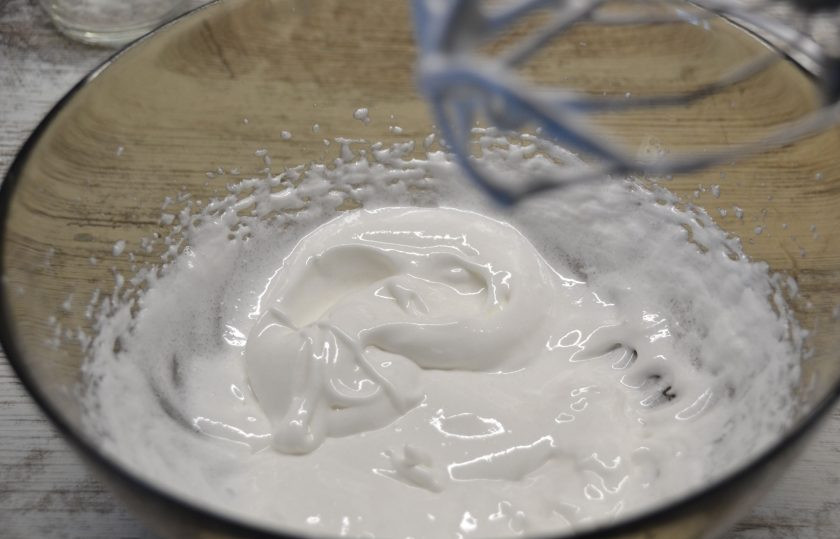 1. Этап. Пирог с грушей и сыром: Взбейте белок с сахаром до стойких пиков.