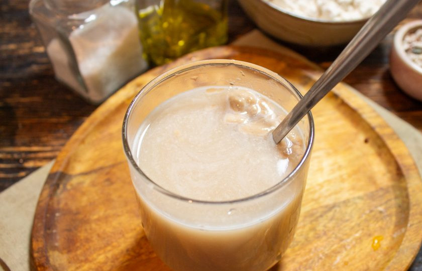 1. Этап. Хлеб с черносливом: Первым делом активируйте дрожжи. Для этого смешайте дрожжи с теплой водой и сахаром. Оставьте на 5-10 минут, пока на поверхности не появится пенная шапочка. Если шапочка появилась, то дрожжи пригодны для выпечки.