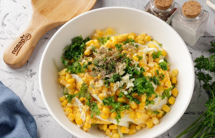 1. Этап. Салат с кукурузой, огурцом и сыром: Соль, перец и зелень добавьте на свой вкус. Чеснок пропустите через пресс.