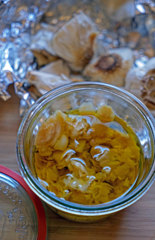 1. Этап. Индейка в чесночном соусе: 2. Когда чеснок чуть остынет, помещаем его в баночку и заливаем оливковым маслом. Можно перетереть в блендере, можно размять в ступе. Специи - по вкусу. Соус готов!