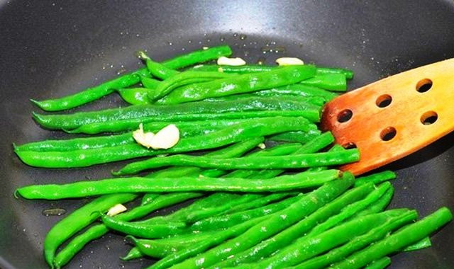 1. Этап. Нисуаз (классический рецепт): Фасоль отварите в течение 5 минут в кипящей подсоленной воде, затем откиньте на дуршлаг, дав стечь жидкости. Отрежьте у стручков хвостики. На сковороде разогрейте оливковое масло, добавьте пропущенный через пресс зубчик чеснока и фасоль, обжарьте в течение 3 минут.