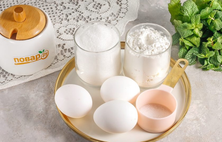 1. Этап. Идеальный бисквит: Подготовьте указанные ингредиенты. Если куриные яйца мелкие, то используйте 4 штуки.