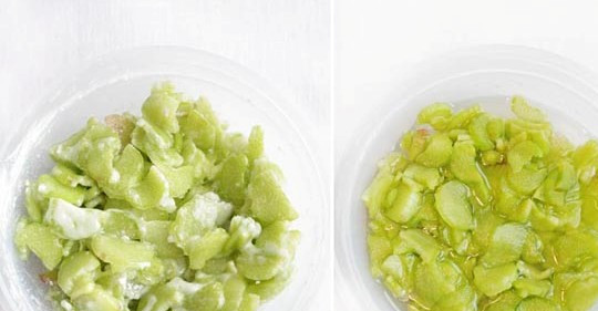 1. Этап. Варенье из ревеня на зиму: Для начала тщательно промываем молодые стебли ревеня под водой и очищаем их от кожицы, затем нарезаем и выкладываем в глубокую миску. Засыпаем ревень сахарной пудрой, перемешиваем все и накрываем миску пищевой пленкой, оставляем на ночь, чтобы ревень пустил сок.