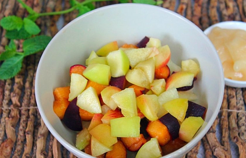 1. Этап. Фруктовый салат из дыни, персика и черного абрикоса: Затем кладем в салат нарезанный персик.