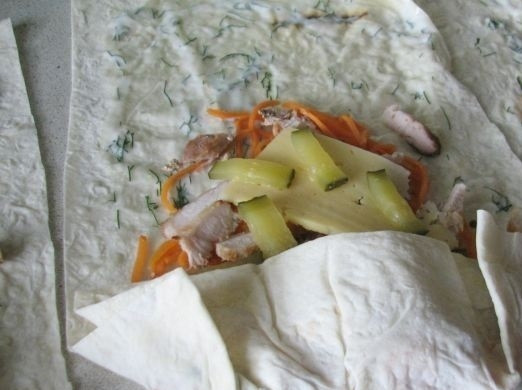 1. Этап. Свинина в лаваше: 6. Сворачиваю лаваш рулетом с плотно закрытыми краями, чтобы начинка не выпала.