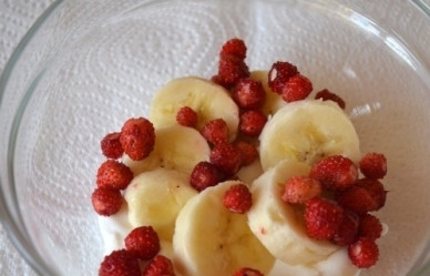 1. Этап. Творожно-банановый десерт: Посыпаем ягодами земляники или кусочками клубники. Можно приготовить десерт и без ягод, но они добавляют легкую кислинку и свой особенный аромат в этот десерт.