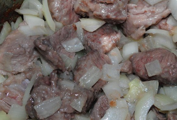 1. Этап. Венгерский гуляш из говядины: Через 3 минуты добавьте лук и готовьте еще 8-10 минут.