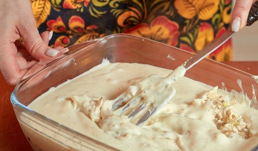 1. Этап. Капуста Бешамель: Залить бешамелем и слегка перемешать.