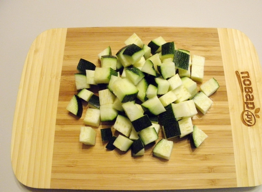 1. Этап. Овощное рагу в мультиварке: Кабачок порежьте кубиками.