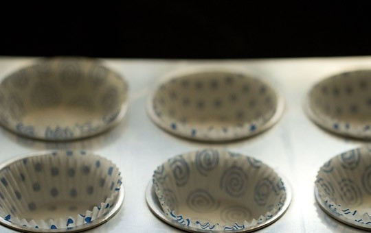 1. Этап. Маффины без яиц: 1. Первым делом разогрейте духовку до 180 градусов и подготовьте форму. Очень удобно использовать бумажные формочки.