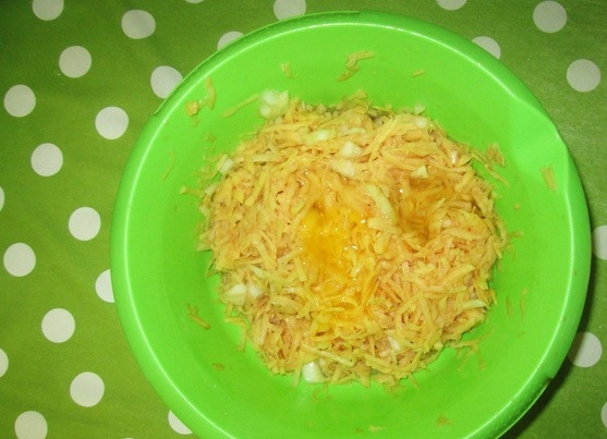 1. Этап. Бабка из картофеля в мультиварке: 4. Добавьте лук, вбейте яйцо. Перемешайте картофельную массу как следует.