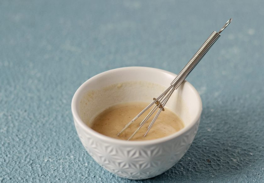 1. Этап. Кабачки в духовке без масла: Смешайте арахисовую пасту, воду, соль, черный перец и сухой чеснок вместе. По консистенции соус должен получиться как густая сметана.