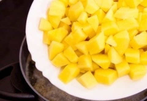 1. Этап. Суп из минтая: Рыбьи головы, хвосты и лавровый лист вынуть. Бульон, если нужно, процедить, вернуть обратно в кастрюлю, добавить картофель.