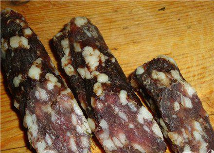 1. Этап. Сыровяленая колбаса: Всего получится 7 шт. Всю эту красоту на застекленную лоджию, на сквозняк, и с вентилятором. Через пару дней подвялится Результат такой: