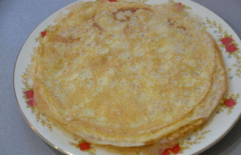 1. Этап. Налистники с творогом на крахмале: Блинчики получаются тонкие и кружевные.