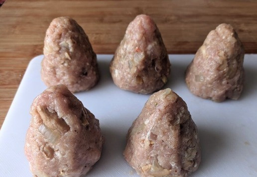 1. Этап. Котлеты Космос: Влажными руками формуем котлеты в виде конуса.