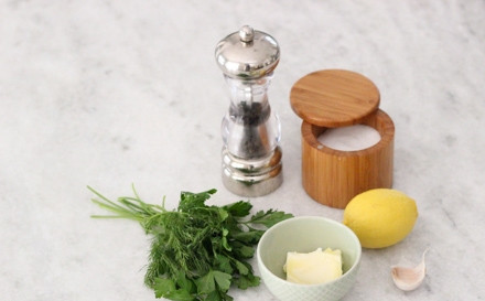 1. Этап. Рыба в духовке с овощами: 2. Для начала выложите все ингредиенты, необходимые, чтобы приготовить ароматное сливочное масло.