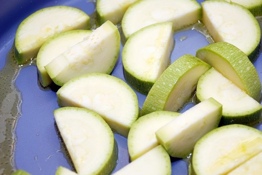 1. Этап. Рыба жаренная по-итальянски: Теперь кабачок обжарьте в разогретом масле 5 минут, пару раз его перевернув.